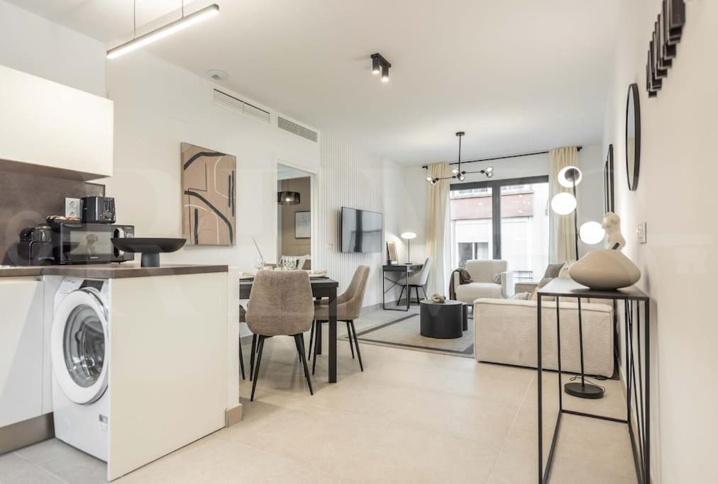 Modern Apartment With Patio & Parking By Rems Málaga Exteriör bild