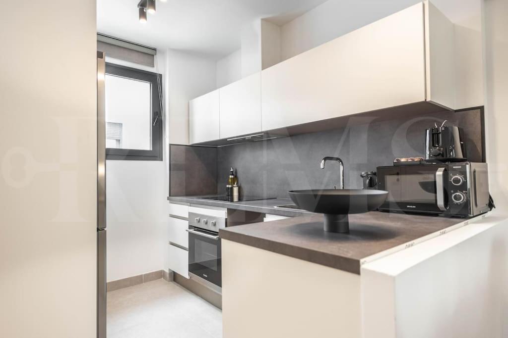 Modern Apartment With Patio & Parking By Rems Málaga Exteriör bild