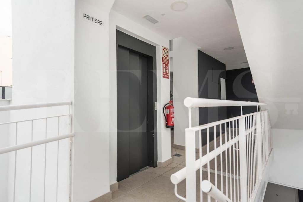Modern Apartment With Patio & Parking By Rems Málaga Exteriör bild